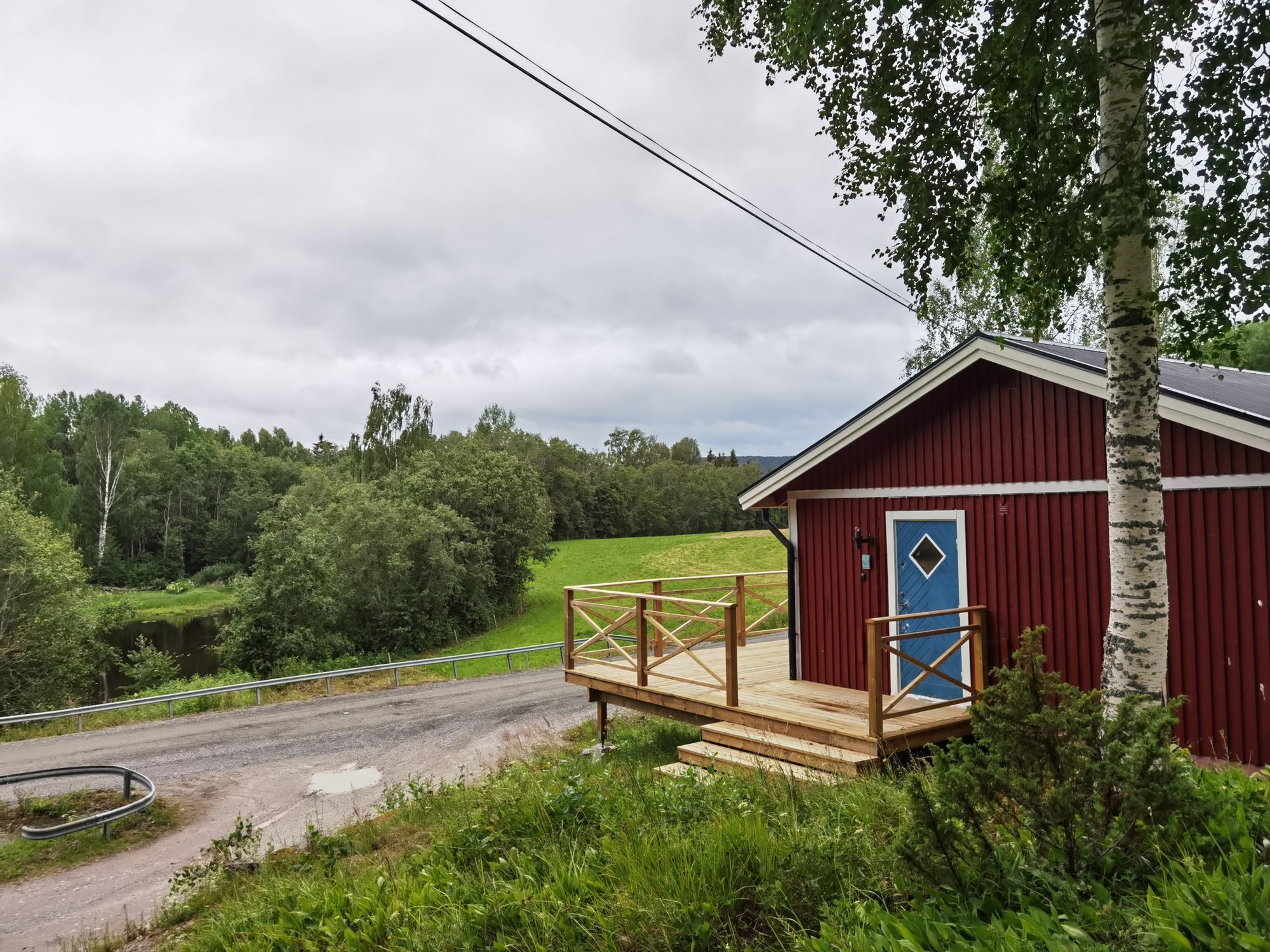Nyrenoverad stuga vid fin sjö o badplats, Konvalje