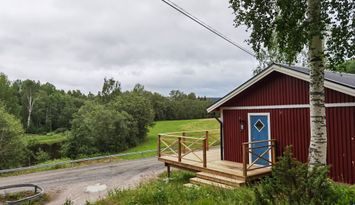 Nyrenoverad stuga vid fin sjö o badplats, Konvalje