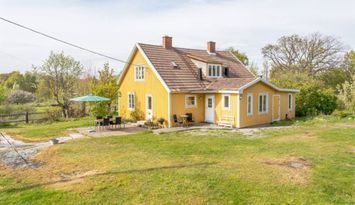 Stort sjönära hus i Blekinge skärgård.