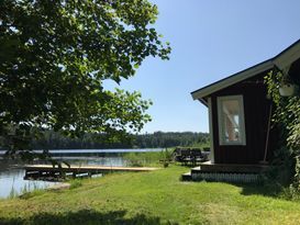 Härlig sommarstuga med egen badstrand