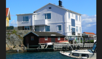 Köpmanshus i fiskeläget Stocken precis vid vattnet