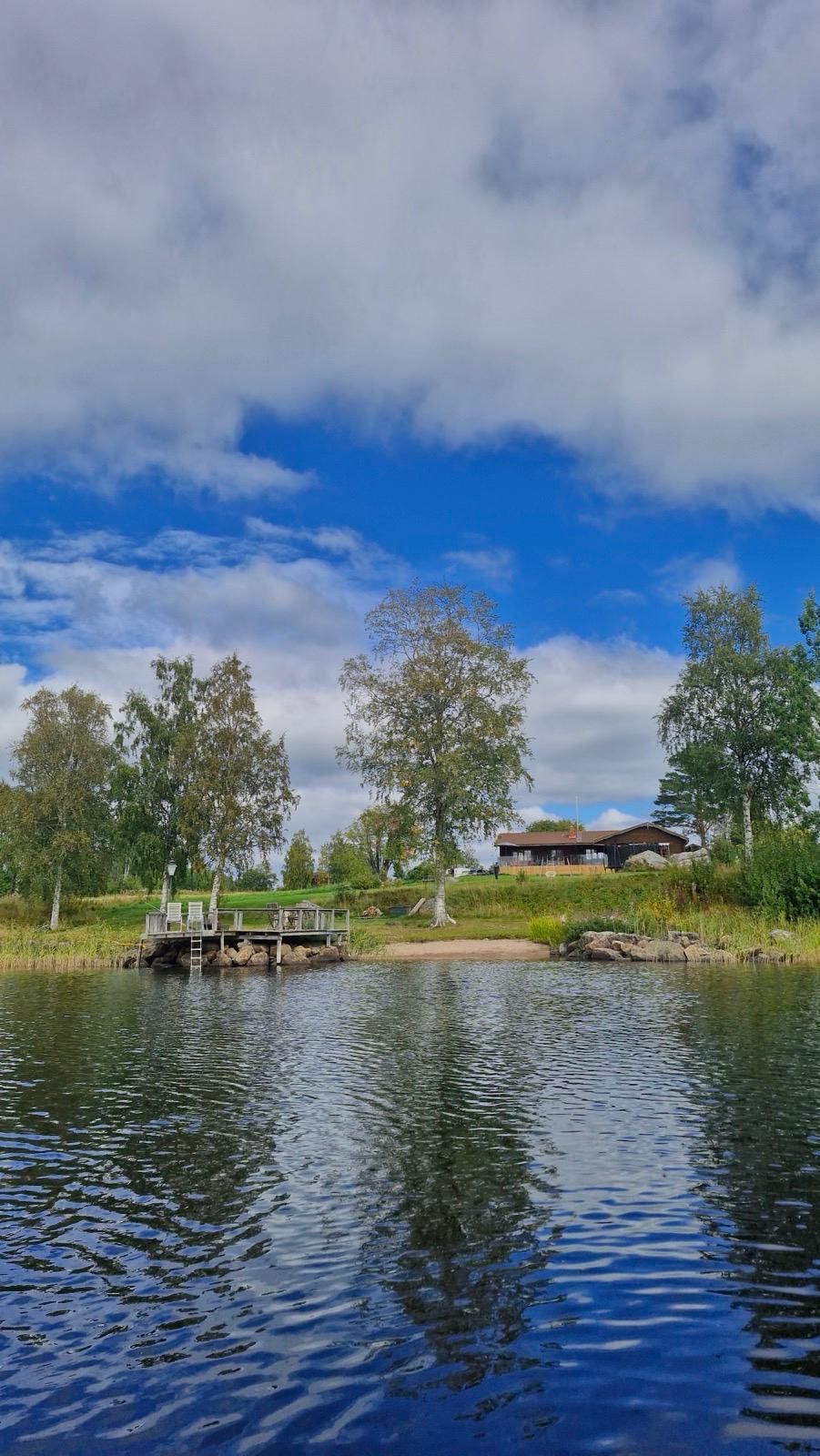 Timmerhus vid sjön