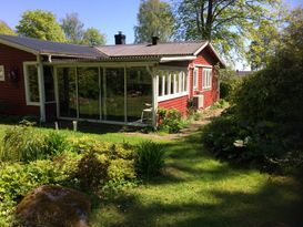 Barnvänlig stuga med havsutsikt 100 m från havet.