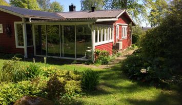 Barnvänlig stuga med havsutsikt 100 m från havet.