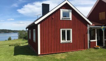 Mysig stuga med sjöutsikt i vackra Törnevik