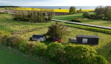 2 Mysiga Småstugor med Havsutsikt och Stor Tomt
