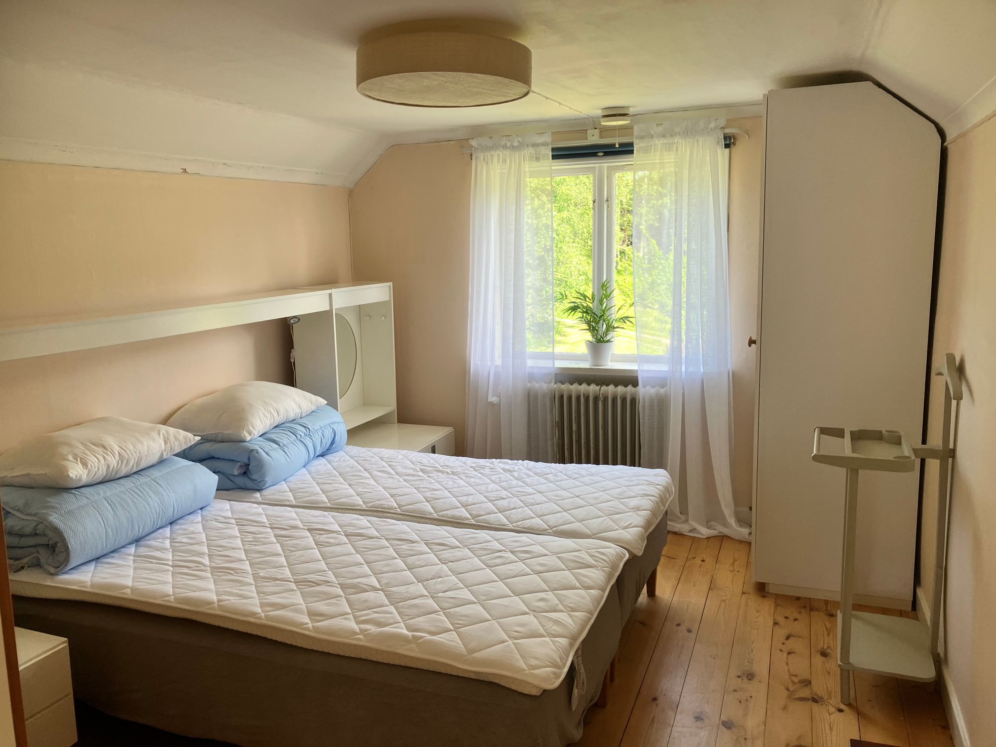 Stuga med egen badstrand, brygga, roddbåt o kanot. – bild 14 av 16