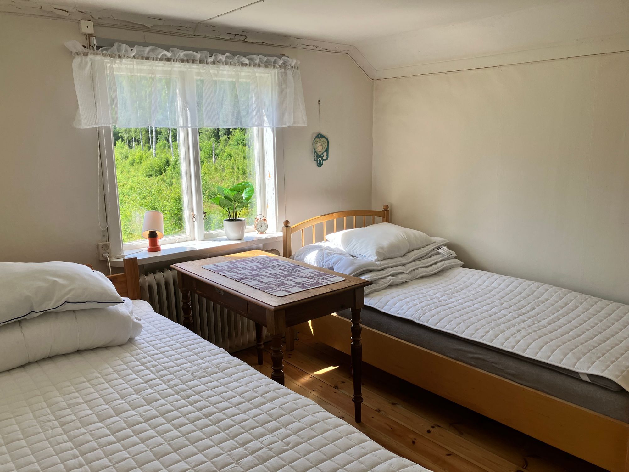 Stuga med egen badstrand, brygga, roddbåt o kanot. – bild 13 av 16