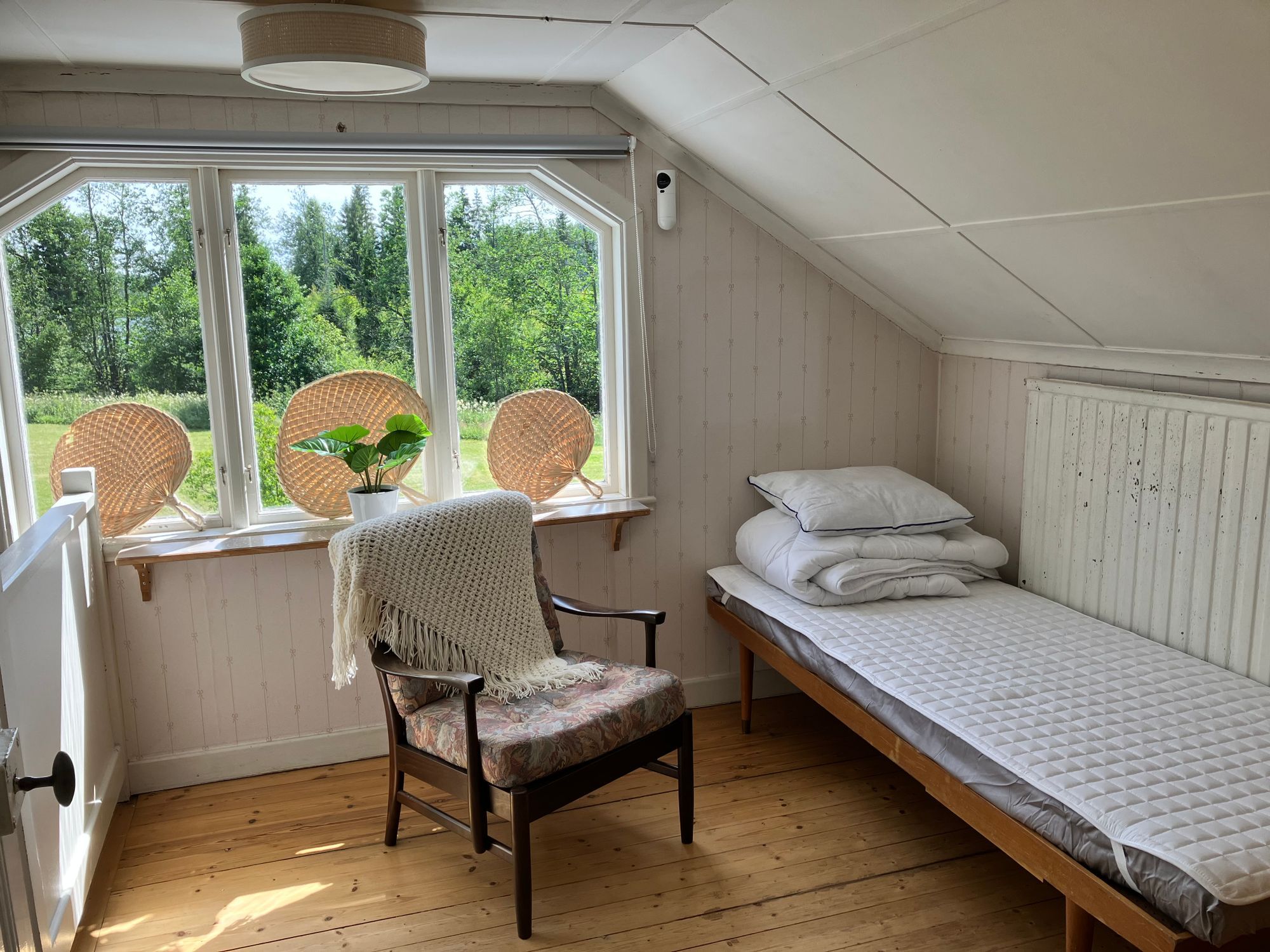 Stuga med egen badstrand, brygga, roddbåt o kanot. – bild 10 av 16
