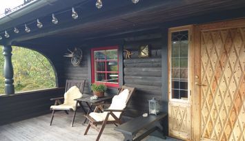 Storhogna intill Hotell, liftar och spår