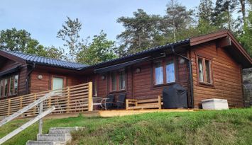 Charmigt timmerhus vid havet i Bohuslän