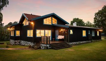 Underbar kustidyll vid havet med unik trädgård