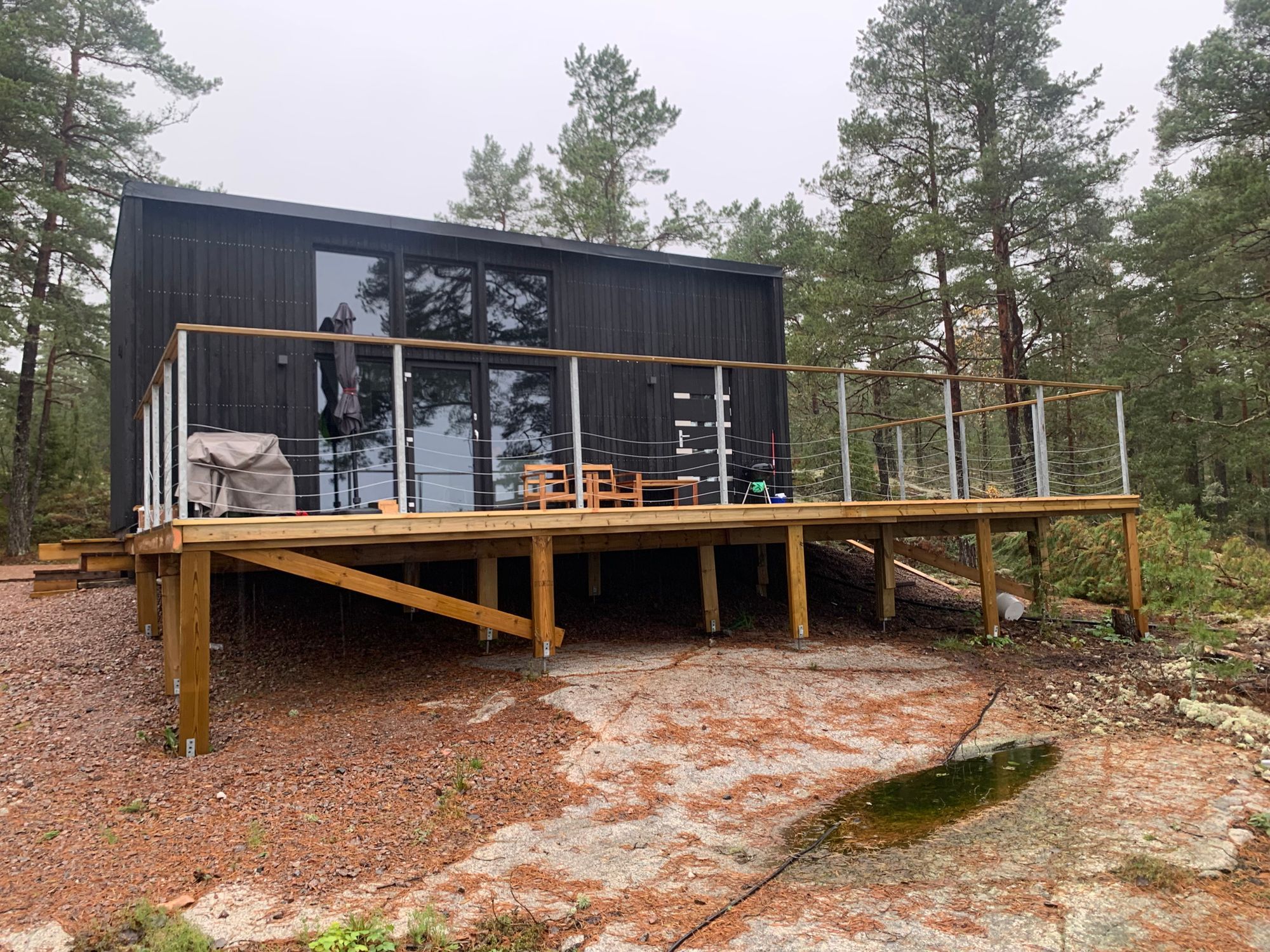 Nybyggt Attefalls hus vid Vänern med sjöutsikt