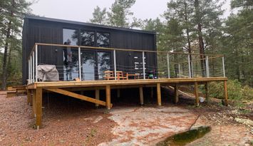 Nybyggt Attefalls hus vid Vänern med sjöutsikt