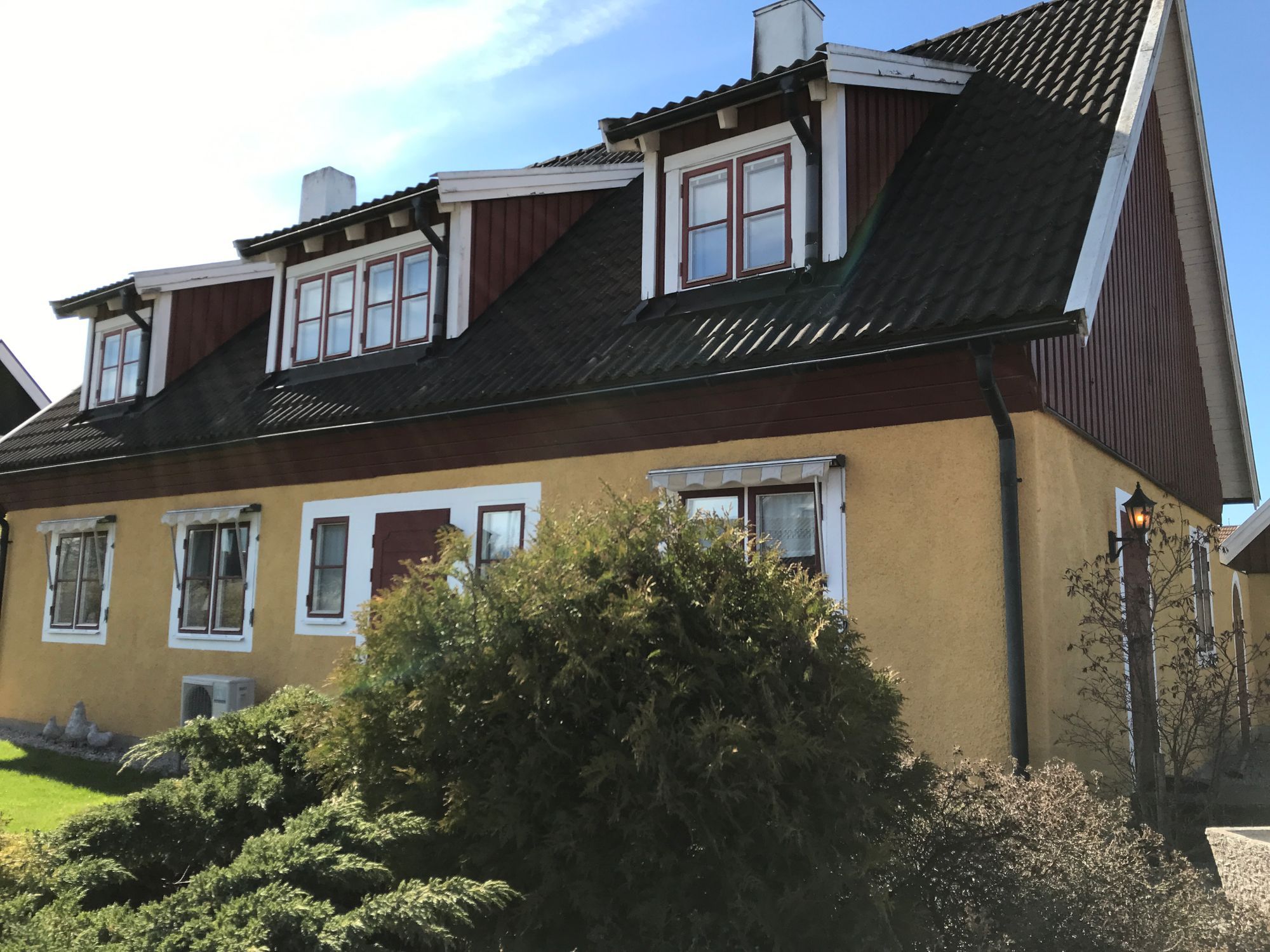 Arkitektritad villa i Visby – bild 2 av 24