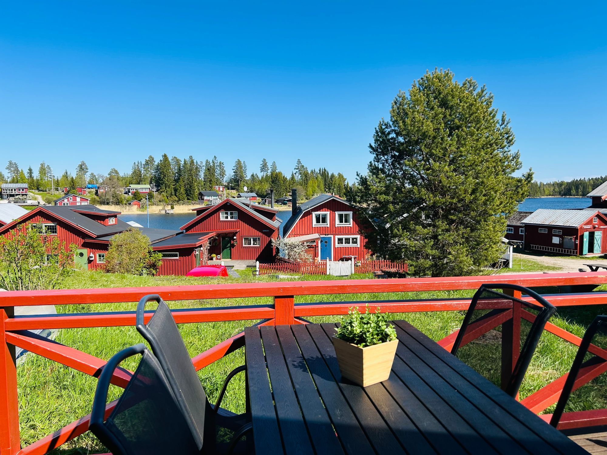 Ett stenkast från vattnet i sommaridyllen Skatan – bild 4 av 24