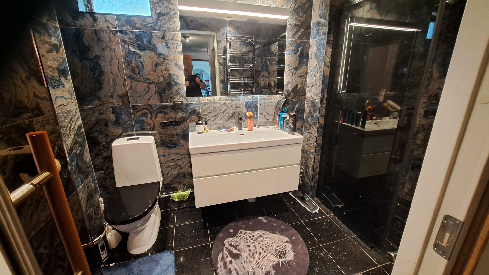stor enplans villa med lekvänlig trädgård – bild 8 av 18
