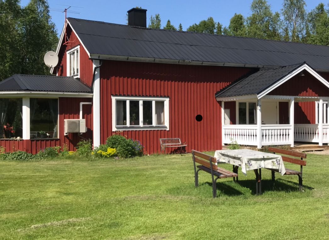 Stuga i nära fjällmiljö/ strandnära – bild 2 av 7