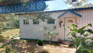 Charmig stuga 200 m från stranden i Höllviken