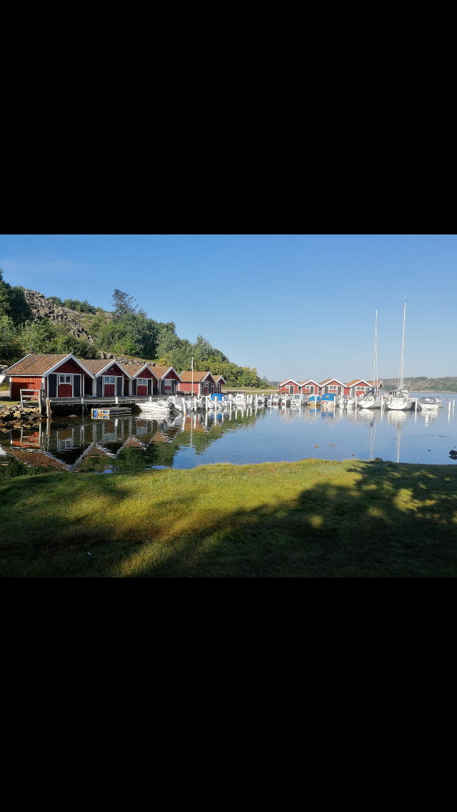 Mysig nyrenoverad timmerstuga vid havet – bild 2 av 6
