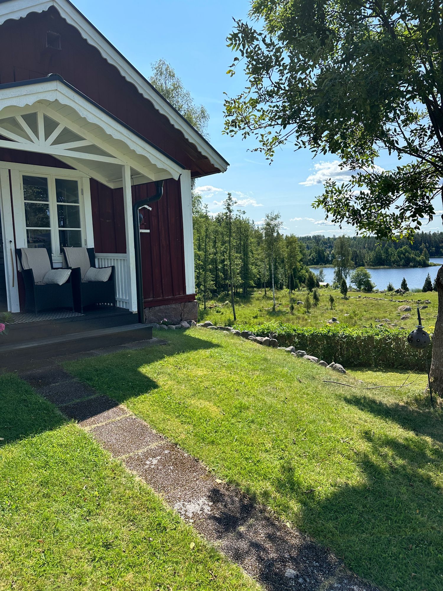 stuga vid sjö på landet – bild 2 av 8