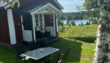 stuga vid sjö på landet