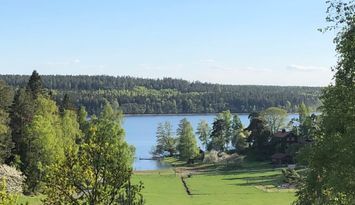 Lantligt boende med sjöutsikt nära Sigtuna