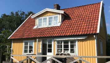 Charmigt gammalt sommarhus med trädgård i Torekov