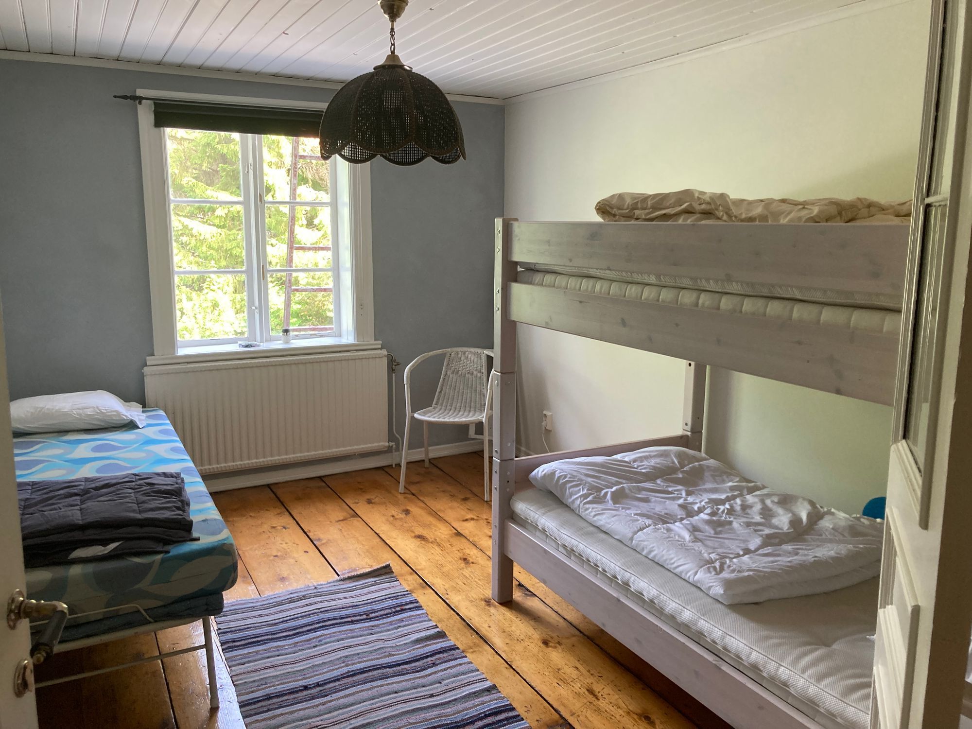 Rymlig stuga norr om Ljusdal – bild 8 av 19