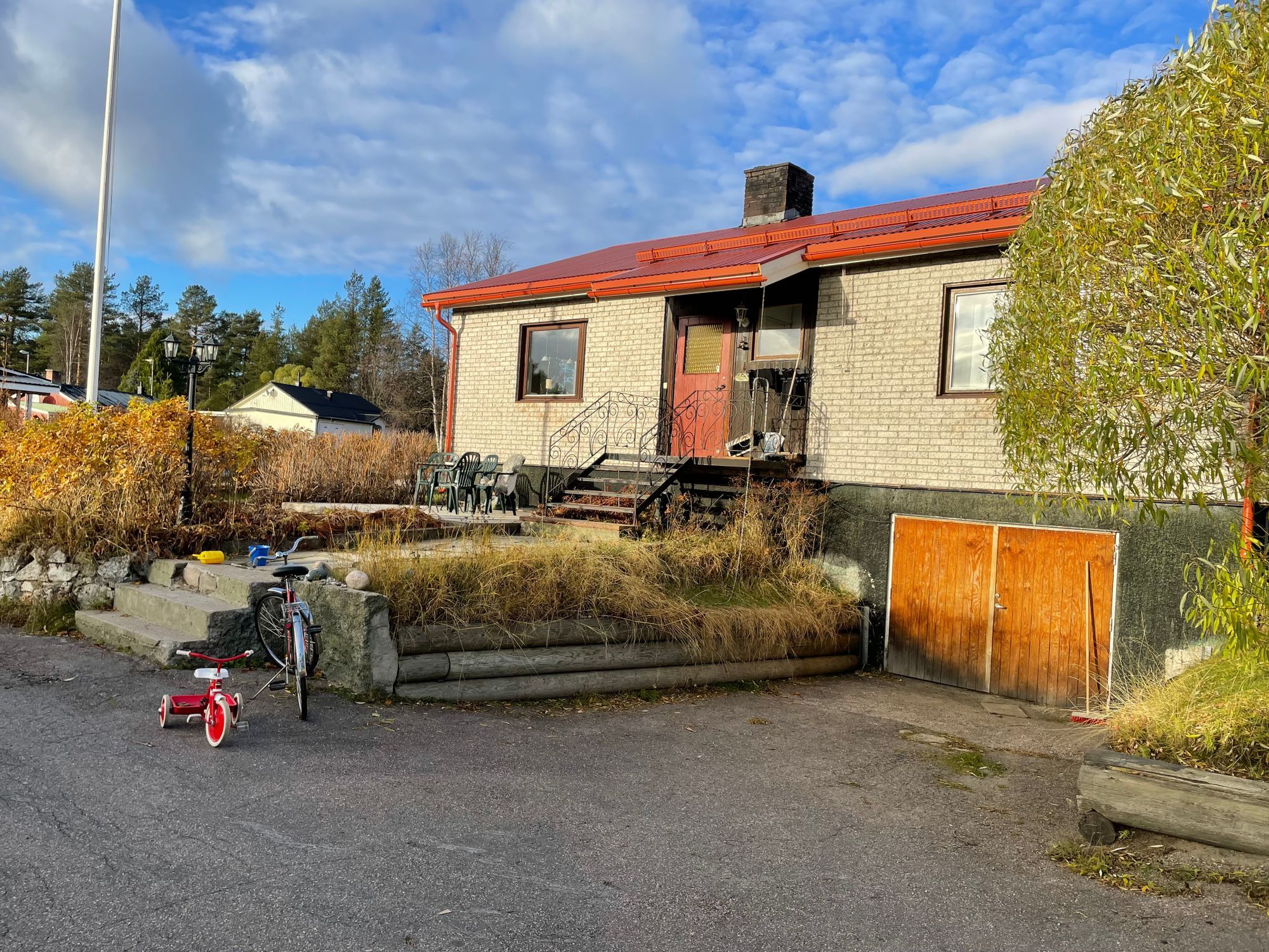 Hus i centrala Jokkmokk, med utsikt mot solnedgång – bild 19 av 20
