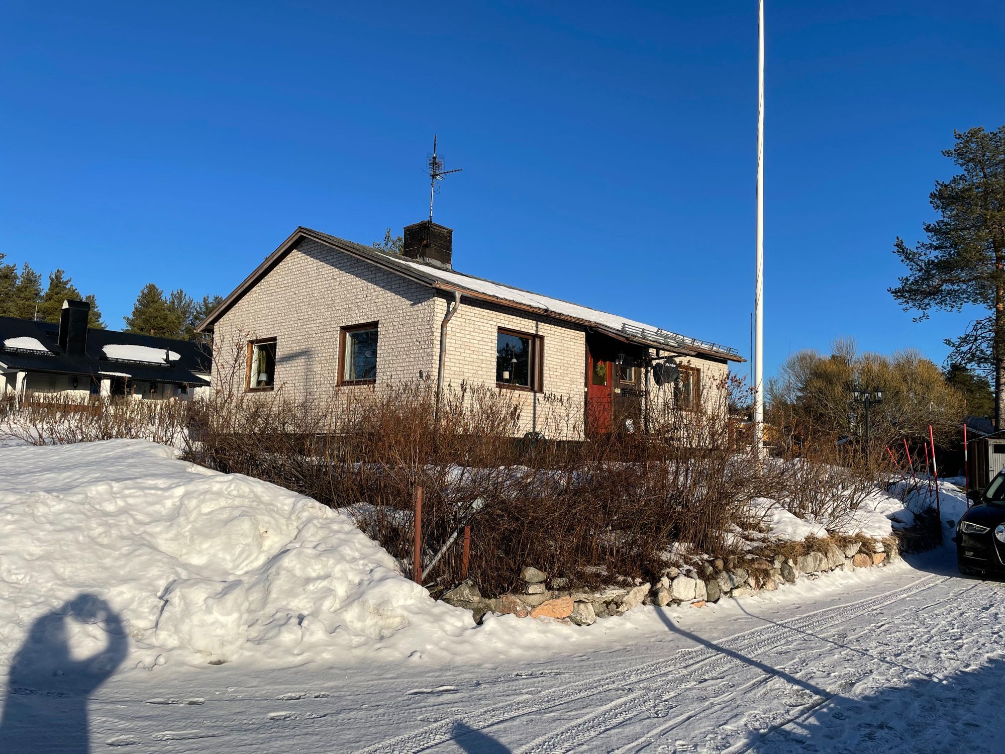 Hus i centrala Jokkmokk, med utsikt mot solnedgång – bild 2 av 20
