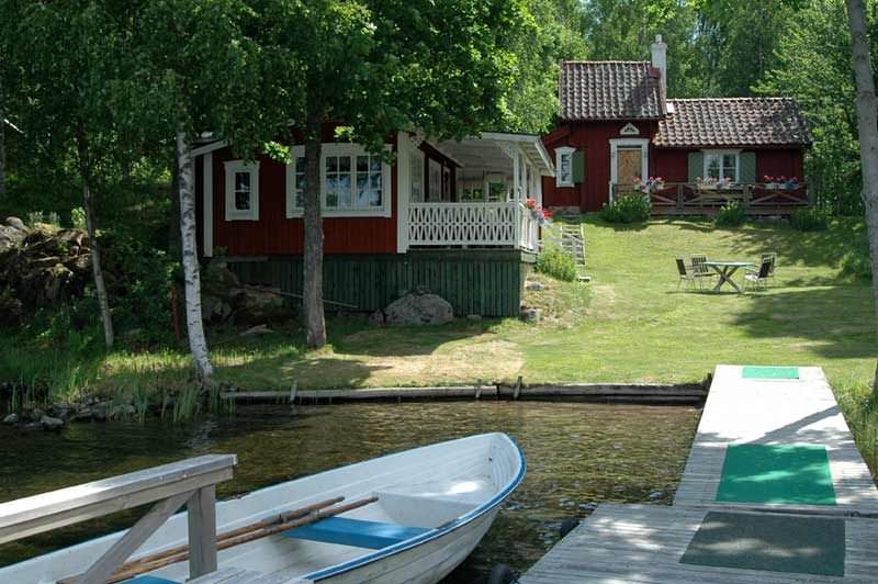 Mysiga stugor vid sjö, egen badplats och båt