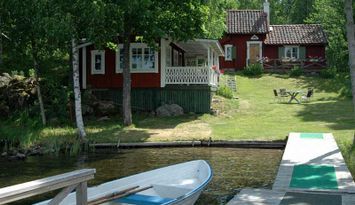 Mysiga stugor vid sjö, egen badplats och båt