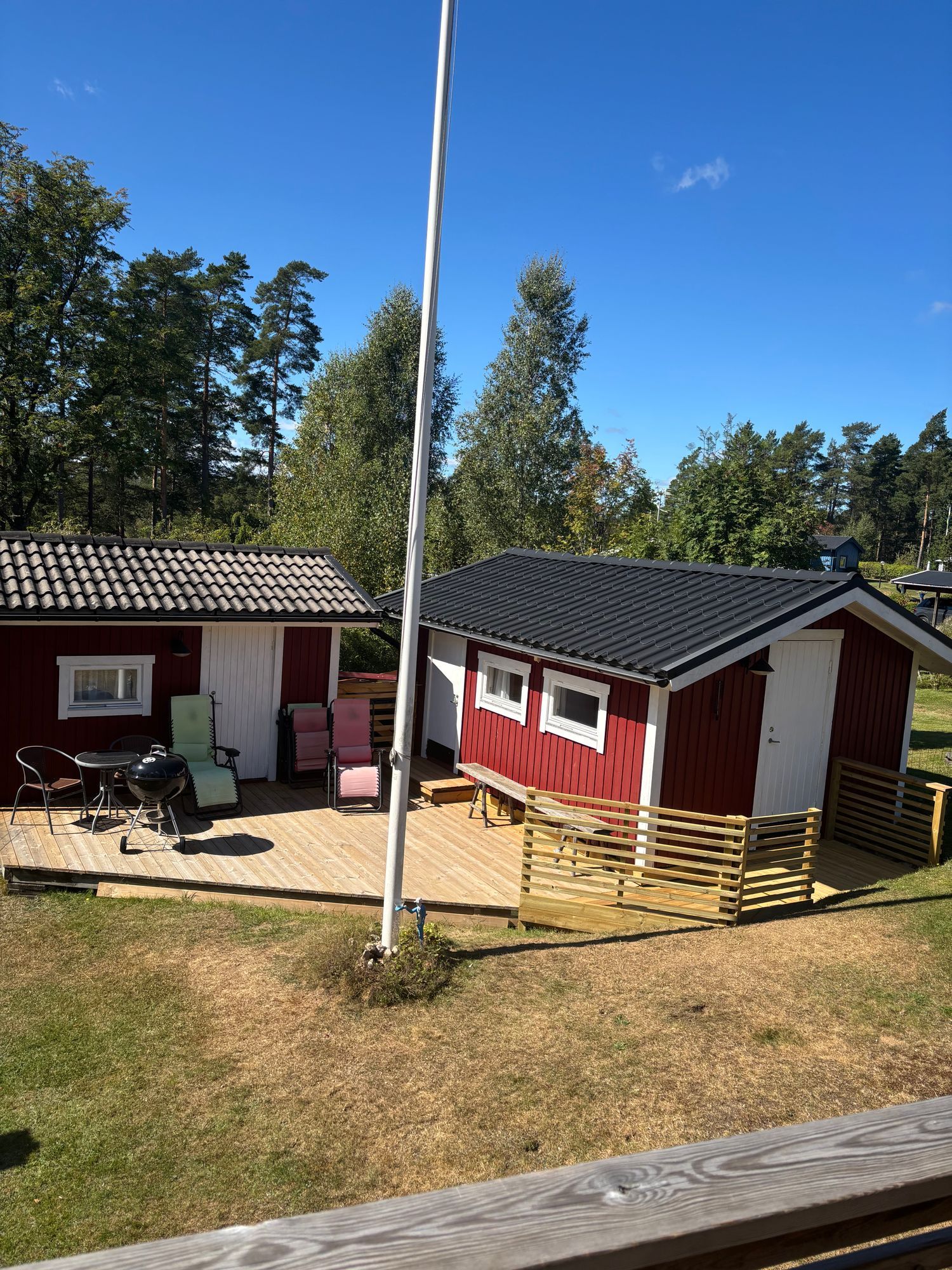 sommarstuga  I lugnt sommarstuge-område – bild 17 av 17