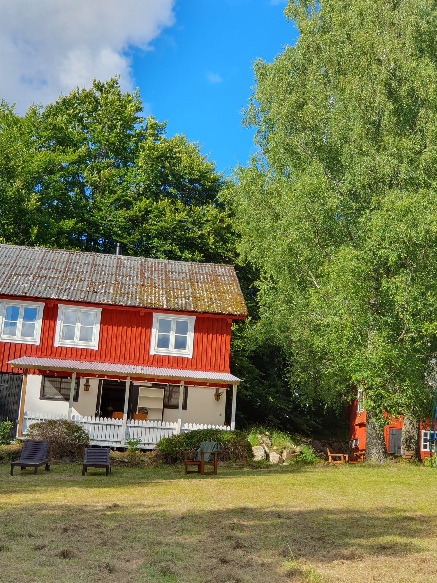 Stuga i Småland nära sjö med badtunna och leklada – bild 3 av 23