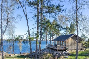 Hus med privat strand och brygga