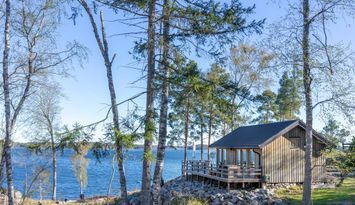 Hus med privat strand och brygga