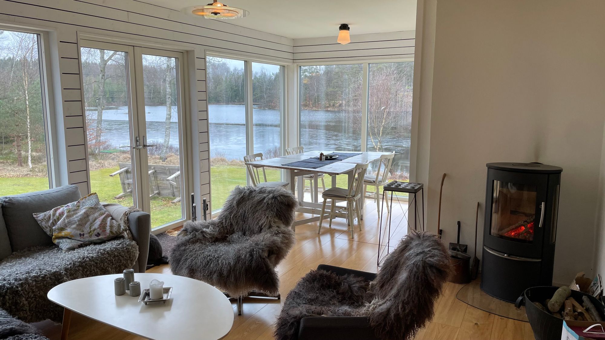 Charmigt hus med sjötomt i naturskön omgivning – bild 20 av 24