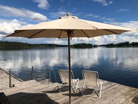 Flygel med privat brygga på gård i Sörmland