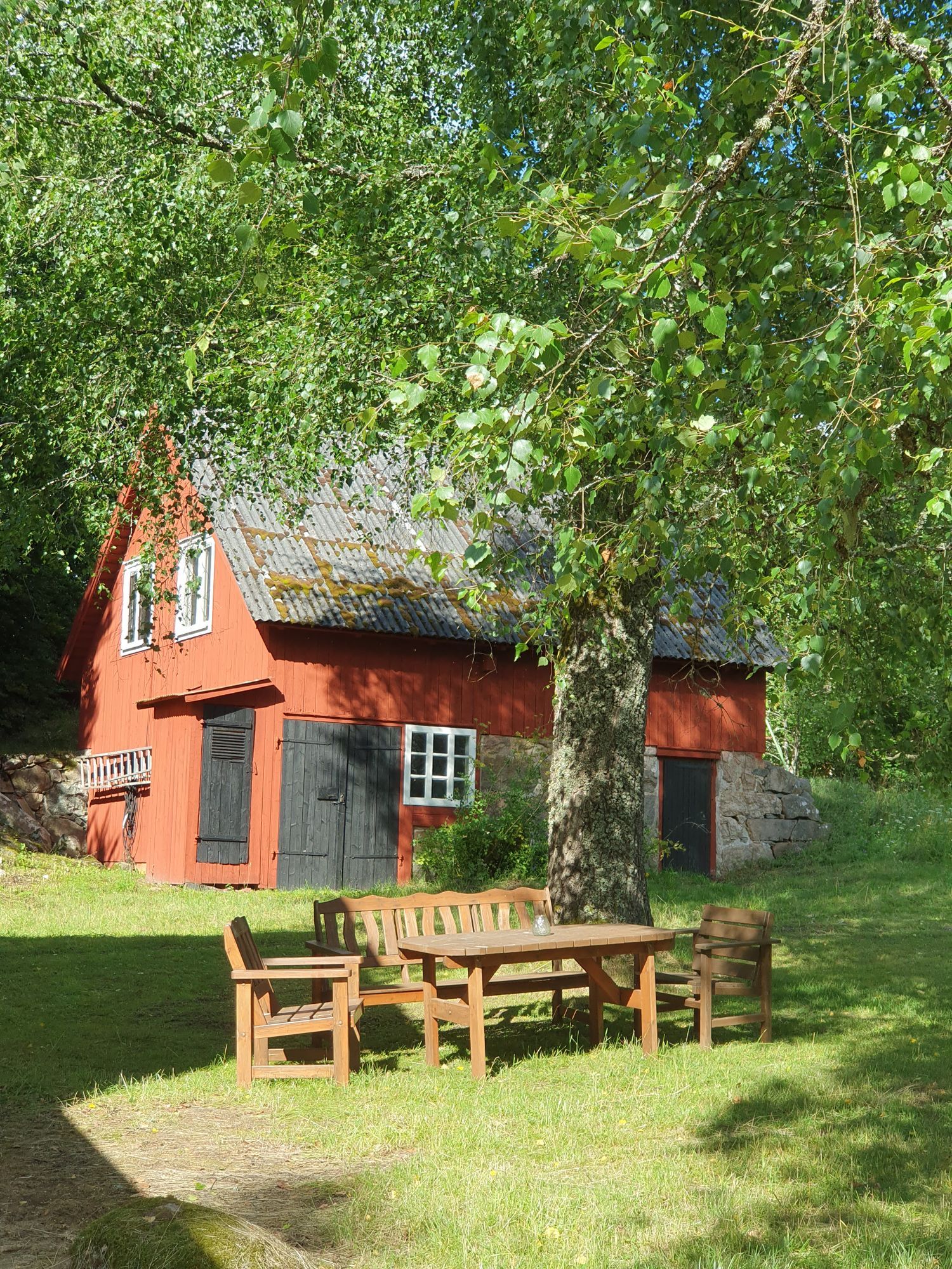 Stuga i Småland nära sjö med badtunna och leklada – bild 6 av 23