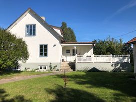 Nyrenoverat kalkstenshus i Lummelunda