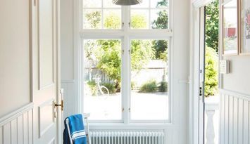 Ljust nyrenoverat sekelskifteshus med trädgård