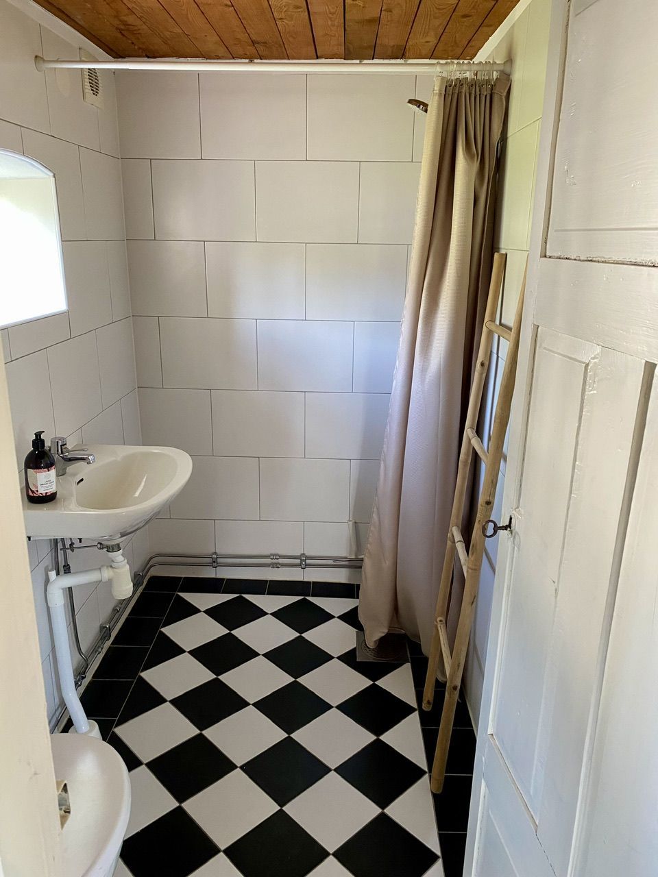 Gård nära Ale Stenar och havet – bild 17 av 19
