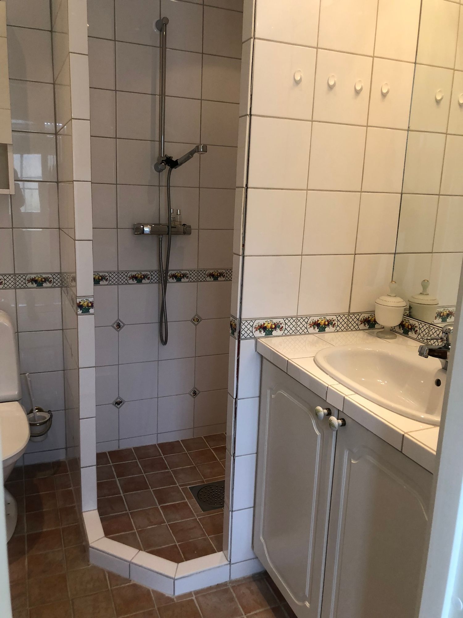 Topprenoverat med privat brygga på gård i Sörmland – bild 22 av 24