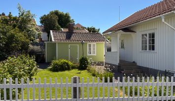 Sommarhus i Havstenssund med sjöbod