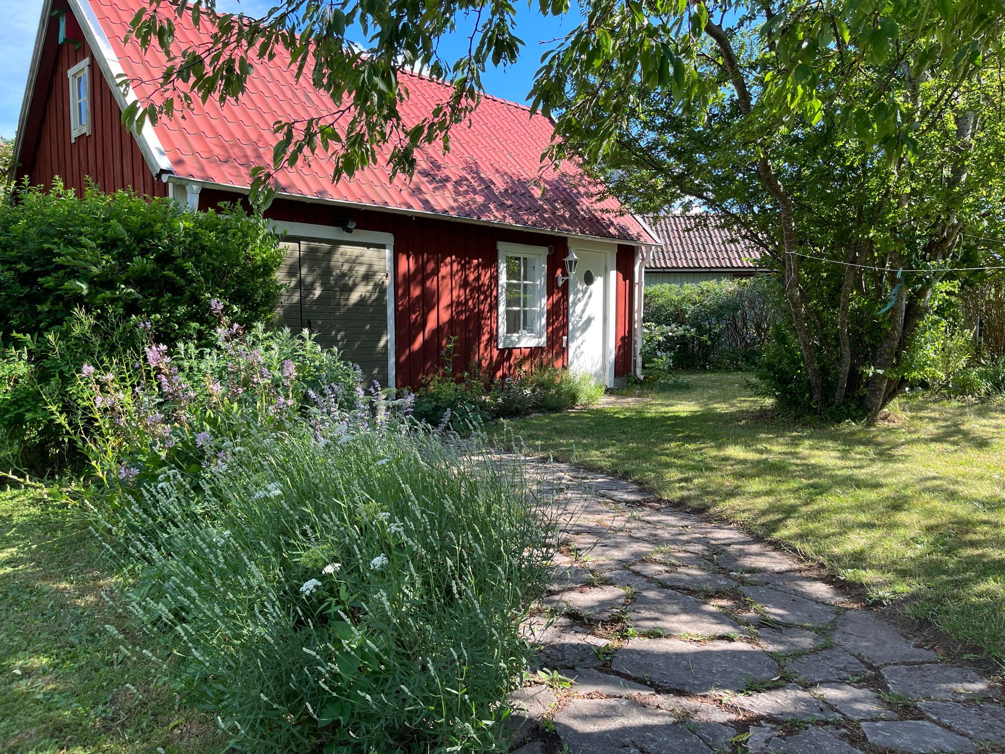Villa med separat gårdshus – bild 2 av 13