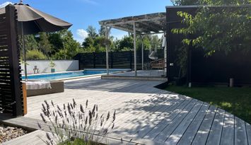 Modernt hus i Torslunda med pool