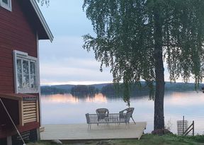 Nyrenoverad stuga på sjötomt med egen brygga, Runn