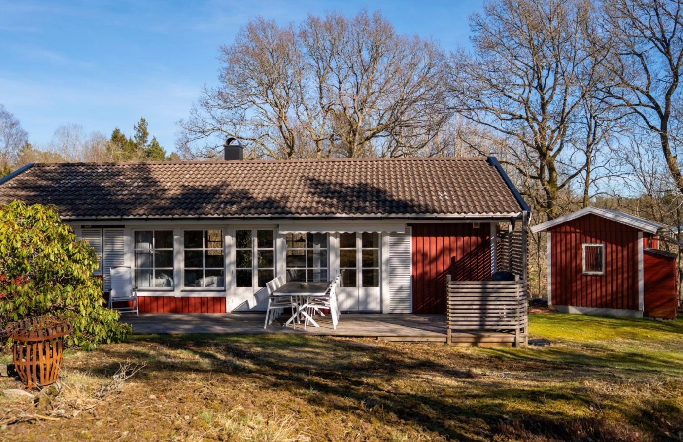 Charmig röd stuga i Valbo-Ryr