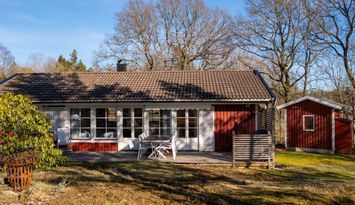 Charmig röd stuga i Valbo-Ryr